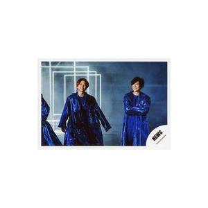 中古生写真(ジャニーズ) NEWS/加藤シゲアキ・増田貴久/横型・膝上・衣装青・加藤腕組み・顔左向き/シングル「BLUE」MV＆ジャケ写撮影オフショッ