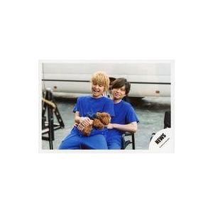 中古生写真(ジャニーズ) NEWS/加藤シゲアキ・手越祐也/横型・膝上・座り・衣装青・手越両手犬・加...