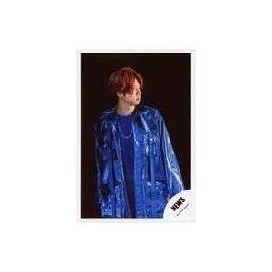 中古生写真(ジャニーズ) NEWS/増田貴久/膝上・衣装青・両手下げ・顔右向き・背景黒/シングル「BLUE」MV＆ジャケ写撮影オフショット/公式生写真