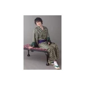 中古生写真(男性) 藤原祐規(屏風のぞき)/全身・座り・衣装緑・和服・右手ソファ・左手袖・体右向き・背景グレー/「ミュージカル『しゃば