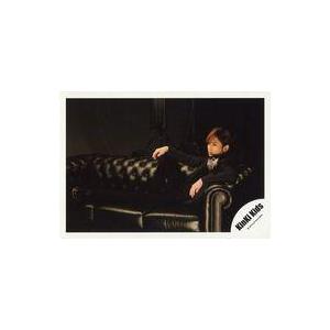 中古生写真(ジャニーズ) KinKi Kids/堂本光一/横型・全身・衣装黒・白・ドット柄・座り・左向き・右膝立て・ソファ・背景黒/公式生写真