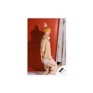 中古生写真(ジャニーズ) NEWS/増田貴久/膝上・衣装ベージュ・ヘッドフォン・右向き・左手上げ・背景赤/シングル「トップガン/Love Story