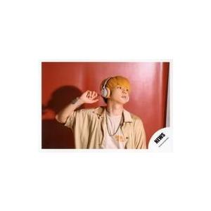 中古生写真(ジャニーズ) NEWS/増田貴久/横型・バストアップ・衣装ベージュ・白・ヘッドフォン・右手上げ・顔上げ・目線右・背景赤/シング