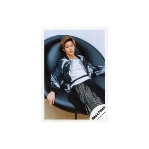 中古生写真(ジャニーズ) King ＆ Prince/神宮寺勇太/膝上・座り・衣装白・黒・両手広げ・右手ソファ・体右向き/アルバ