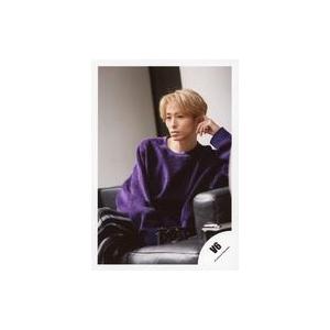 中古生写真(ジャニーズ) V6/三宅健/膝上・ソファー座り・衣装紫・黒・左手曲げ・足組み・左向き/シングル「SUPER POWERS/Right Now