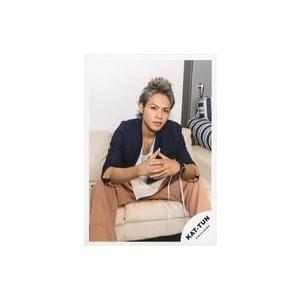 中古生写真(ジャニーズ) KAT-TUN/上田竜也/膝上・ソファー座り・衣装白・青・ベージュ・両手組み・足開き/アルバム「CAST」MV＆ジャケ写オフシ