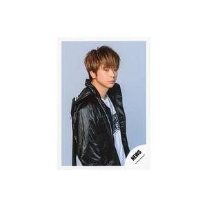 中古生写真(ジャニーズ) NEWS/増田貴久/上半身・衣装黒・白・右向き・背景水色/シングル「生きろ」MV＆ジャケ写オフショット/公式生写真