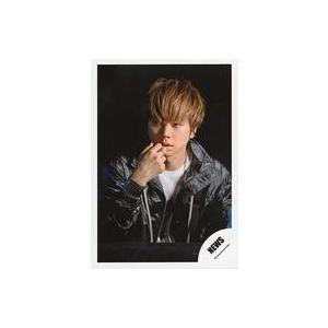 中古生写真(ジャニーズ) NEWS/増田貴久/バストアップ・衣装黒・白・右手曲げ・左向き・背景黒/シングル「生きろ」MV＆ジャケ写オフショット/公