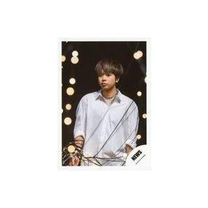 中古生写真(ジャニーズ) NEWS/増田貴久/膝上・衣装白・両手下・左向き・電飾・背景黒/シングル「生きろ」MV＆ジャケ写オフショット/公式生写真
