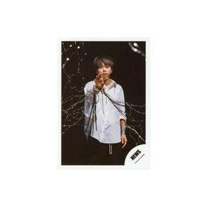 中古生写真(ジャニーズ) NEWS/増田貴久/膝上・衣装白・黒・右手上げ・右手に電飾・背景黒/シングル「生きろ」MV＆ジャケ写オフショット/公式生