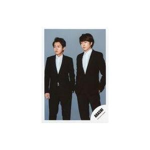 中古生写真(ジャニーズ) 嵐/大野智・櫻井翔/膝上・衣装黒・白・左向き・両手下・背景グレー/アルバム...
