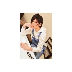 中古生写真(男性) 田口涼/膝上・座り・衣装白・デニム・オーバーオール・右手頬・目線左/「田口涼のなんばりんぐイベント(1)」私服ブロマイド