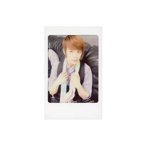 中古生写真(男性) SM☆SH/ジェリー/上半身・衣装ストライプ柄・ベスト・ソファ座り・両手スカーフ・顔右向き/トレーディングチェキ