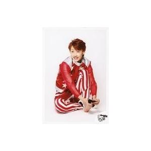 中古生写真(男性) SECRET GUYZ/吉原シュート/全身・座り・衣装赤・白・ボーダー柄・両手靴下・目線左・左膝立て・背景白・「SKY MA
