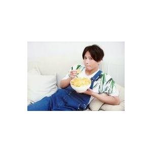 中古生写真(男性) 友常勇気/横型・膝上・衣装青・オーバーオール・ソファ寝そべり・右手食べ物・左手皿・2Lサイズ/「