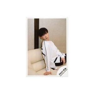 中古生写真(ジャニーズ) Snow Man/宮舘涼太/膝上・座り・衣装白・黒・右手ソファー・右向き・首傾げ・口閉じ/「ジャニーズJr.8・8祭り〜