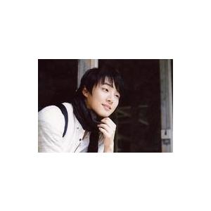 中古生写真(男性) ユン・シユン/横型・バストアップ・衣装白・左手スカーフ・目線右/DVD「ユン・シユン in 沖縄」FC公認ショップ購