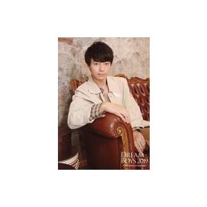 中古生写真(ジャニーズ) HiHi Jets/作間龍斗/上半身・衣装ベージュ・座り・右手ソファ/「DREAM BOYS 2019」オリジナルフォト