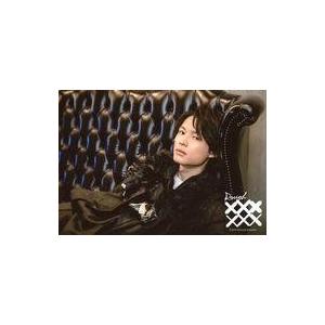 中古生写真(ジャニーズ) SixTONES/松村北斗/横型・上半身・衣装黒・ソファ・寄りかかり・体左向き/「Rough“xxxxxx”」オリジナルフォト