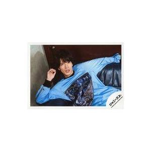 中古生写真(ジャニーズ) Snow Man/深澤辰哉/横型・膝上・衣装水色・柄有・ソファ寝そべり・右手肘掛・左手背凭れ/JOHN