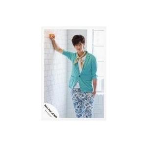 中古生写真(ジャニーズ) Hey! Say! JUMP/中島裕翔/膝上・衣装緑・スカーフ水玉・右手上げ・左手ポケット・目線右・背景レンガ・白/