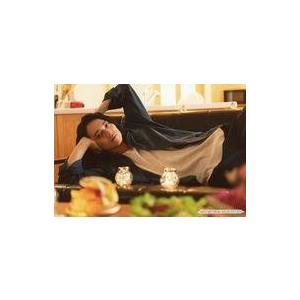 中古生写真(男性) 荒木健太朗/横型・膝上・衣装黒・オープンカラーシャツ・ソファ寝そべり・両手頭/「荒木健太朗ソロイベント2019」ブロマイド