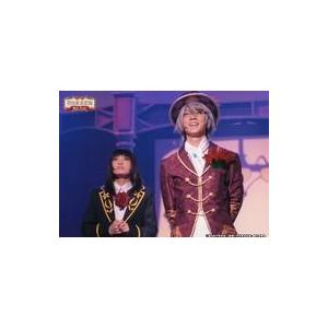 中古生写真(男性) 安里勇哉(チャーリー)・青木志穏(綾月芽衣)/ライブフォト・横型・上半身・衣装赤...