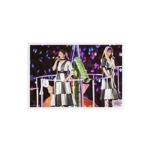 中古生写真(坂道シリーズ) No.170：白石麻衣・堀未央奈/ライブフォト・横型・膝上・衣装黒・白・堀頭にタオル・