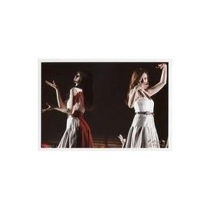 中古生写真(坂道シリーズ) No.195：齋藤飛鳥・白石麻衣/ライブフォト・横型・膝上・衣装白・ベージュ・両手曲げ