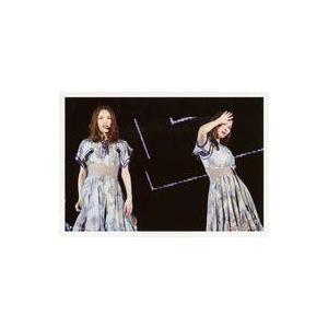 中古生写真(坂道シリーズ) No.205：白石麻衣・松村沙友理/ライブフォト・横型・膝上・衣装白・青・白石右手上げ