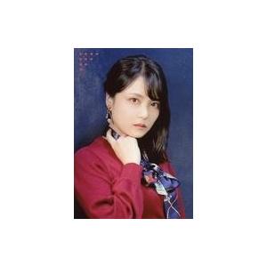 中古生写真(女性) 三上枝織/バストアップ・衣装赤・右手スカーフ・右向き・背景青/「みかしーパーティー〜30th Anniversary Celebr