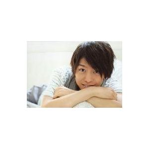 中古生写真(男性) 北川尚弥/横型・上半身・衣装白・グレー・ソファ寝そべり・腕重ね・歯見せ/公式生写真