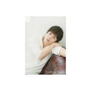 中古生写真(男性) 横田龍儀/上半身・衣装白・ソファに凭れ・右手左腕/「横田龍儀 バースデーイベント2017」ブロマイド