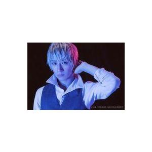 中古生写真(男性) 納谷健(フラット・エスカルドス)/横型・バストアップ・左手上げ・ライト紫・背景黒...