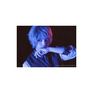 中古生写真(男性) 伊崎龍次郎(スウ゛ィン・グラシュエート)/横型・バストアップ・左手顎・ライト紫・...