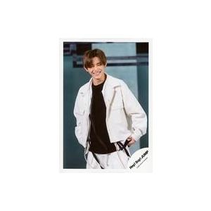 中古生写真(ジャニーズ) Hey! Say! JUMP/山田涼介/膝上・衣装白・黒・両手下・笑顔・体...