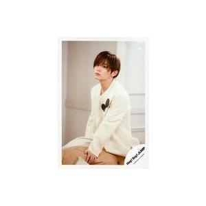 中古生写真(ジャニーズ) Hey! Say! JUMP/山田涼介/膝上・衣装白・ソファー腰掛け・左向...