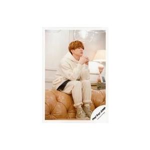 中古生写真(ジャニーズ) Hey! Say! JUMP/知念侑李/全身・座り・衣装白・両手組み・右向...