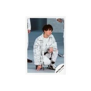 中古生写真(ジャニーズ) Hey! Say! JUMP/有岡大貴/全身・しゃがみ・衣装白・黒・左膝立...