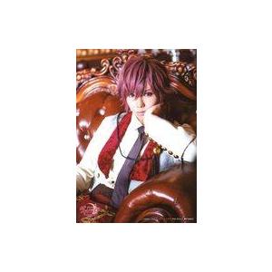 中古生写真(男性) 荒一陽(アイザック・ニュートン)/上半身・座り・左手頬・ソファ茶色・キャラクターショ