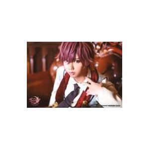 中古生写真(男性) 荒一陽(アイザック・ニュートン)/横型・バストアップ・左向き・左手襟元・ソファ茶色・