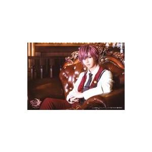中古生写真(男性) 荒一陽(アイザック・ニュートン)/横型・膝上・座り・左向き・ソファ茶色・キャラクター
