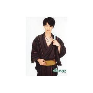 中古生写真(男性) 夛留見啓助(桐生春人)/膝上・浴衣茶・右手帯・左手扇子/「甘王の共感スクール」生写真