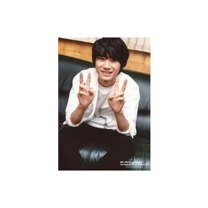 中古生写真(ジャニーズ) Lil かんさい/嶋崎斗亜/膝上・座り・衣装白・両手ピース・ソファ/「僕らAぇ! groupがbrakeしそうですねん?