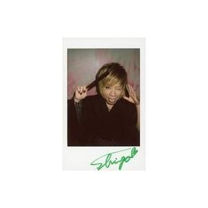 中古生写真(男性) ☆GOTCHAROCKA /真悟/直筆サイン入り・バストアップ・衣装黒・着物・袴・右手扇子・左手パー・舌出し・背景白赤/生チェ