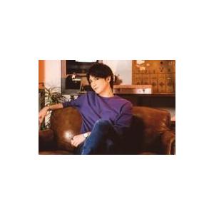 中古生写真(男性) 小波津亜廉/横型・膝上・衣装紫・座り・足組み・顔左向き・ソファ茶色/公式生写真