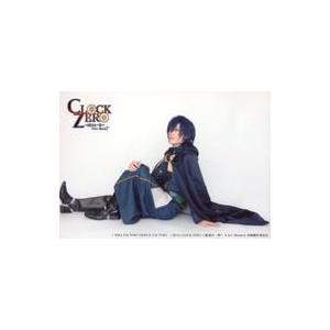 中古生写真(男性) 日和佑貴(放浪者)/横型・全身・座り・衣装紺・金・右足伸ばし・右手左膝・背景白