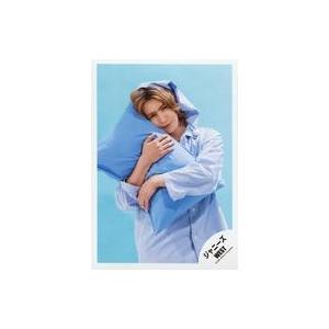 中古生写真(ジャニーズ) ジャニーズWEST/藤井流星/上半身・衣装水色・両手で枕抱え・背景青/シングル「証拠」MV＆ジャケ写オフショット/公式生