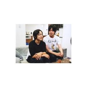 中古生写真(男性) 輝山立(宮城君)・高橋健介（仙台君)/横型・膝上・ソファ座り・高橋目線左/ショートドラマシリーズ「僕らがセカイを終わ
