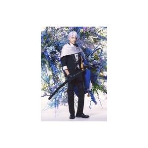 中古生写真(男性) 梅津瑞樹(山姥切長義)/全身・戦闘服・背景白・花・キャラクターショット/舞台「『...